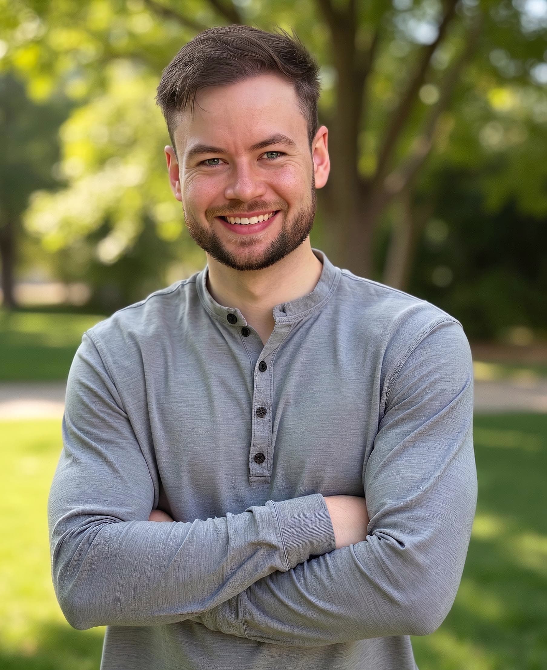 Daniel Hanke beim Arbeiten am Schreibtisch